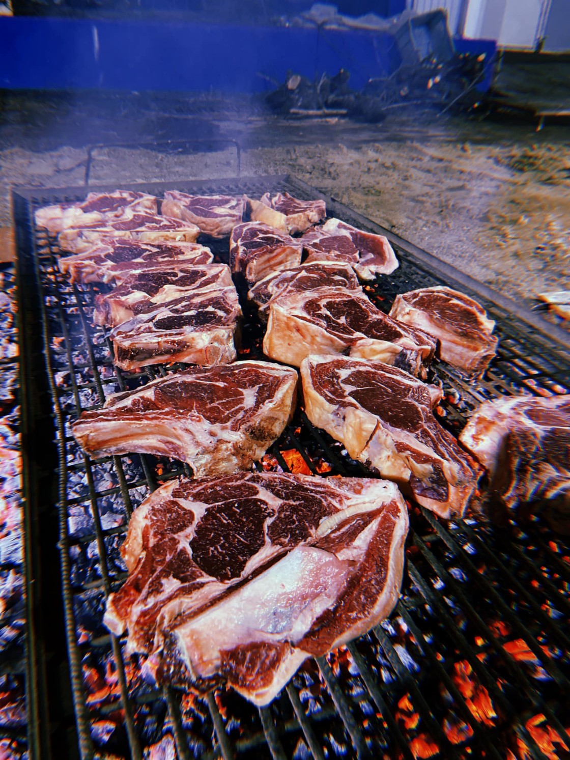 Más de cien socios de la Peña La Unión de Calamocha degustan chuletón a la brasa y vino