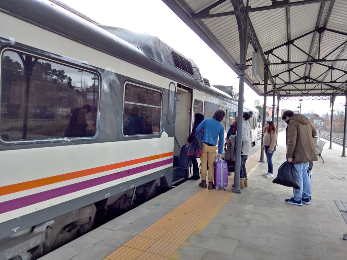 Renfe ajusta con los municipios afectados por el cierre de la línea Zaragoza-Teruel- Sagunto los detalles del plan alternativo de transporte por carretera