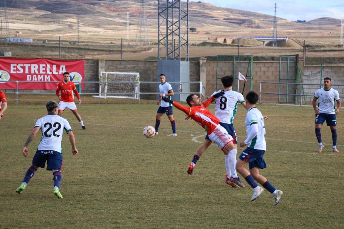 El Calamocha mereció un triunfo que se le escurrió entre los dedos (2-2)