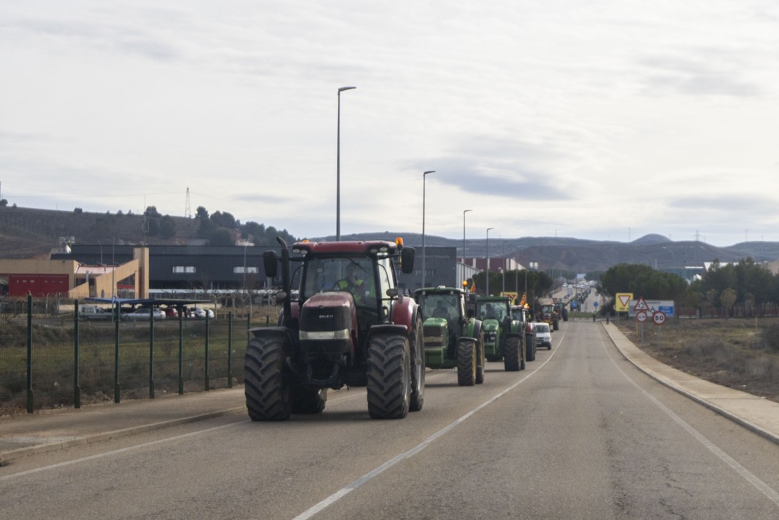 Los tractores cortan varias vías turolenses para demandar un mayor apoyo al sector