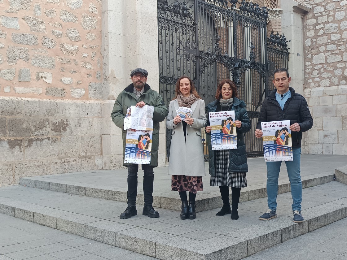 La invitación al beso por los Amantes se  hará este año desde el balcón de la Biblioteca