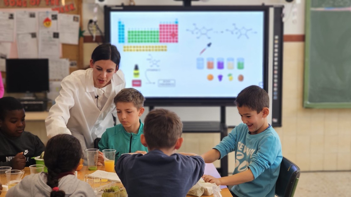 Más de un millar de escolares turolenses aprenden sobre vitaminas de la mano de dos jóvenes científicas