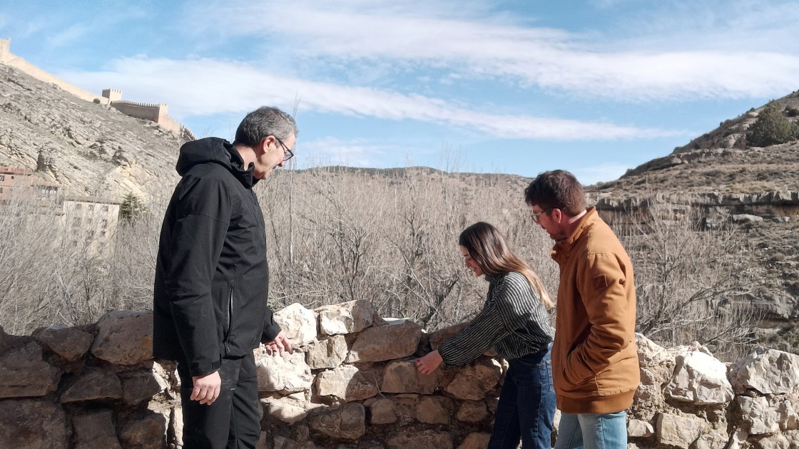 El asfalto junto a la muralla de Albarracín  se sustituirá por un pavimento “más urbano”