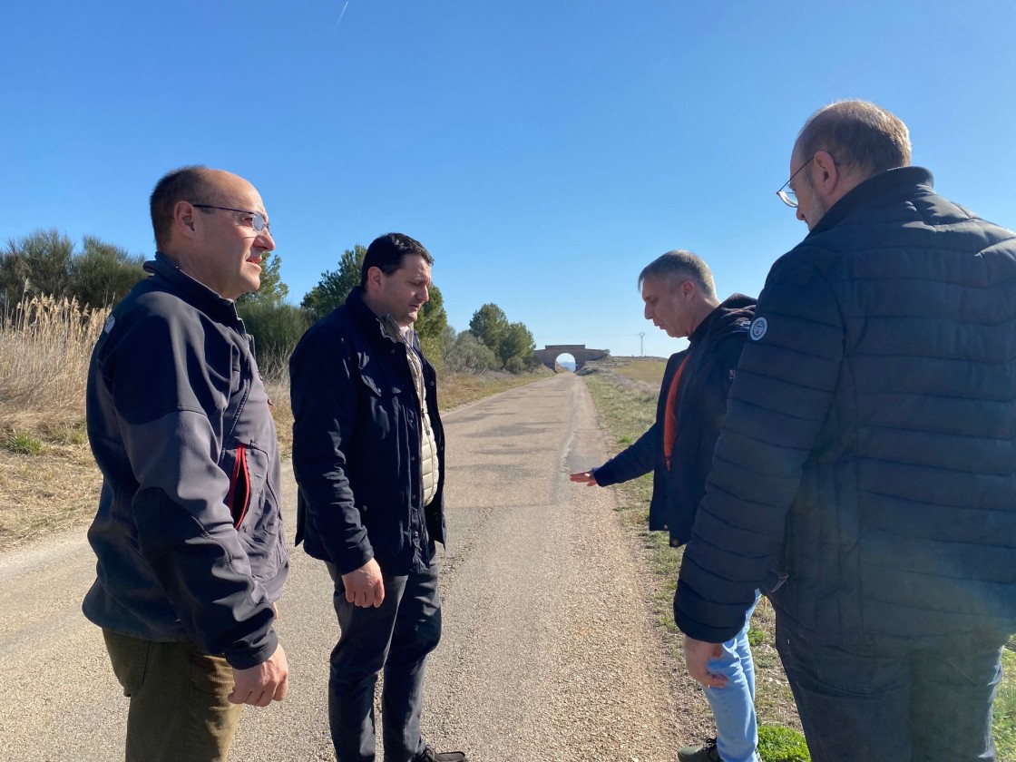 Técnicos de la Diputación de Teruel evalúan el estado del Camino de  la Vía en Alcañiz para su asfaltado