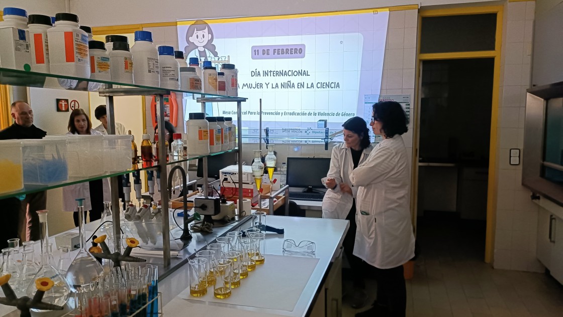 Científicas de Andorra muestran su labor diaria en el Laboratorio de Medio Ambiente de la DPT