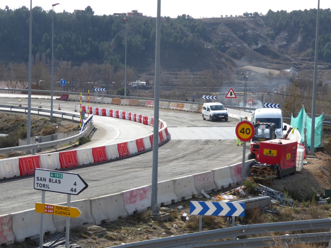 Transportes repara una estructura de la N-420 tras chocar un camión