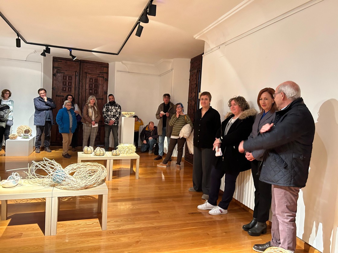 ‘Origen: tierra y fibra’ de Lucía Villarroya y Silvia Gil visita la Casa de Cultura de Monreal del Campo