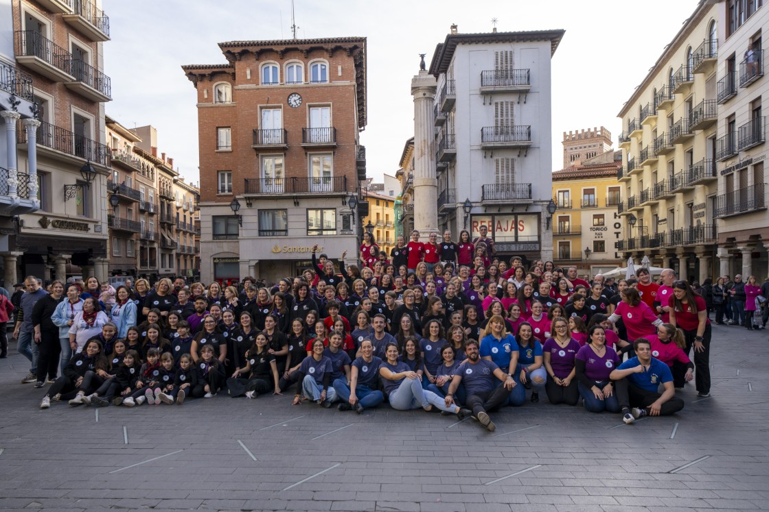 Más de cien parejas de joteros se citaron en la plaza del Torico con Flashmob contra el cáncer infantil