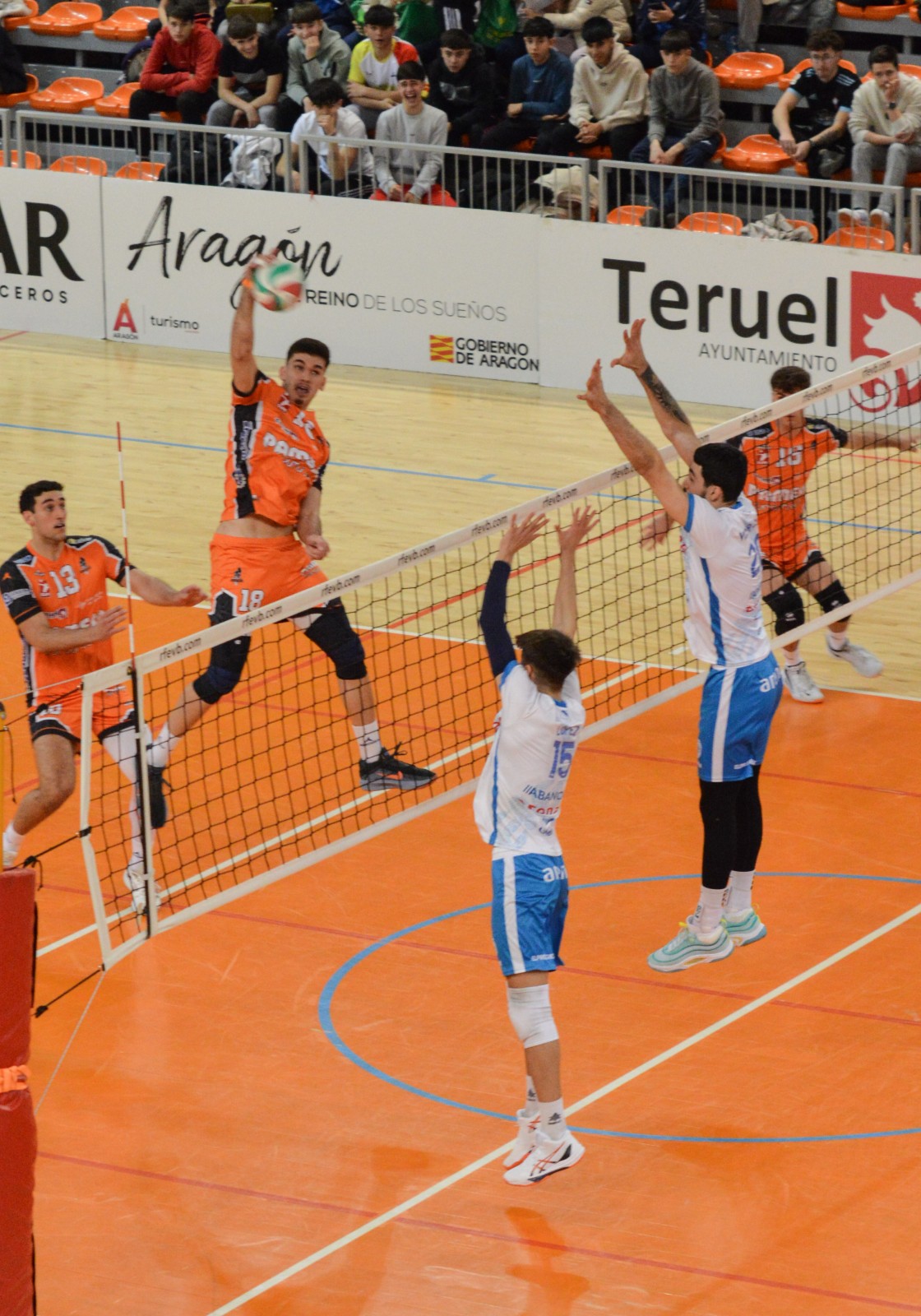 Un aletargado Pamesa Teruel reacciona al final para vencer ante el Arenal (3-1)