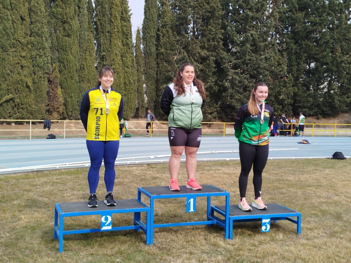 Elena Sanz se proclama campeona de Aragón sub-23 y absoluta en el certamen de lanzamientos largos de invierno