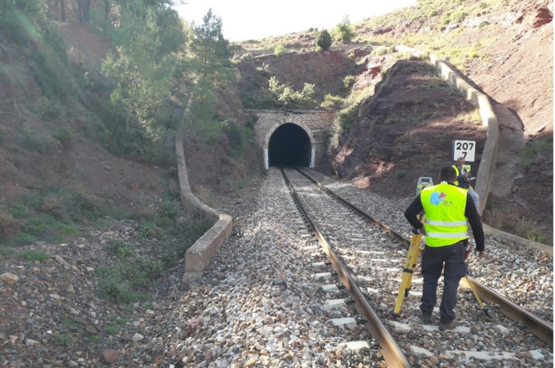 Adif inicia unas obras para ampliar gálibos que deberían haberse acometido hace tres lustros