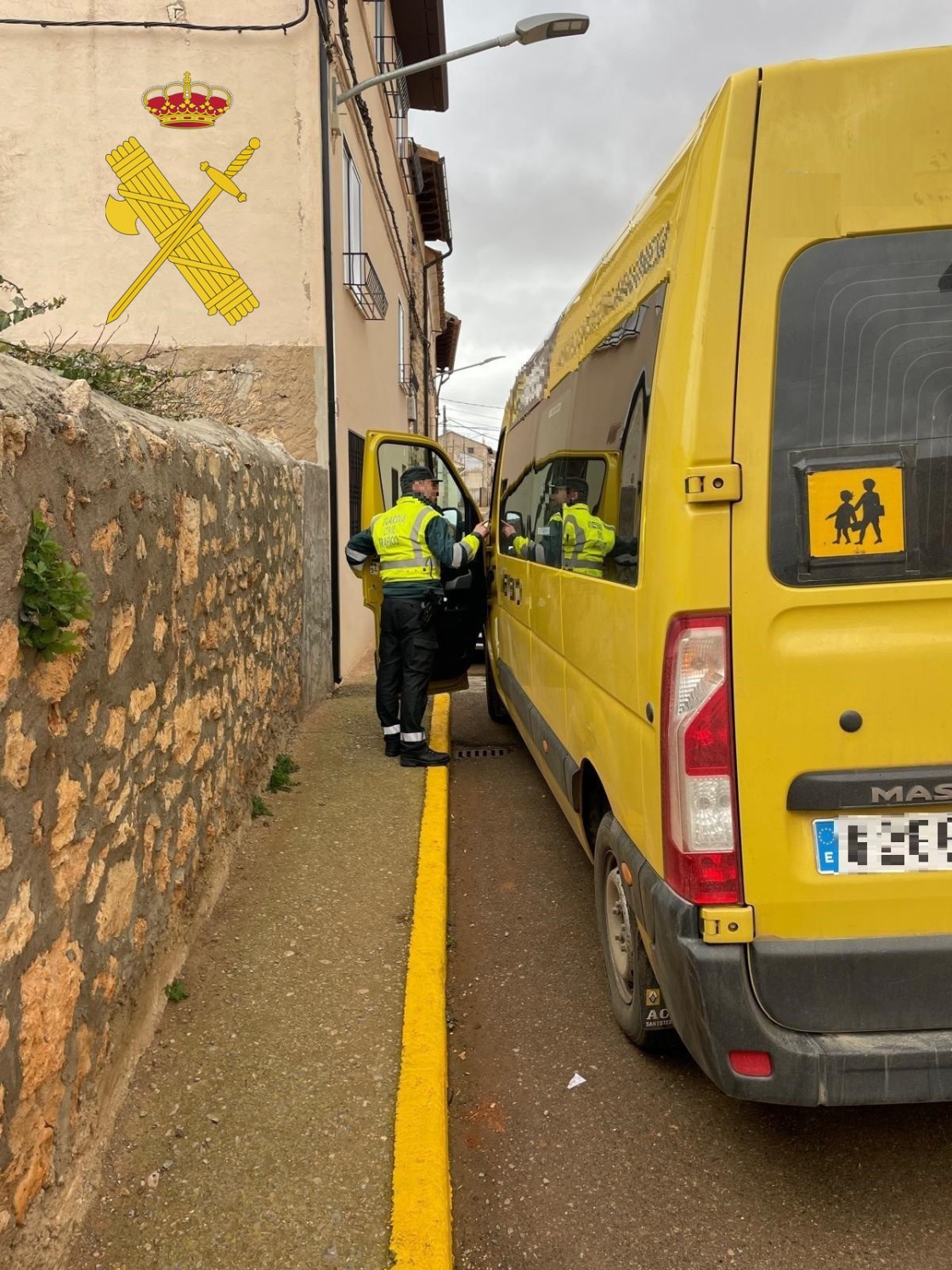 La Guardia Civil detecta en Alfambra a un conductor de transporte escolar que conducía bajo los efectos del alcohol y las drogas