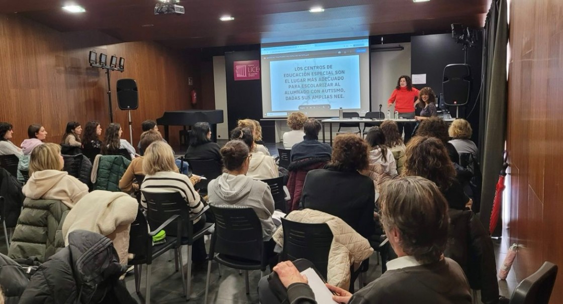 Monitores y comerciantes de Alcañiz aprenden a atender a niños con autismo