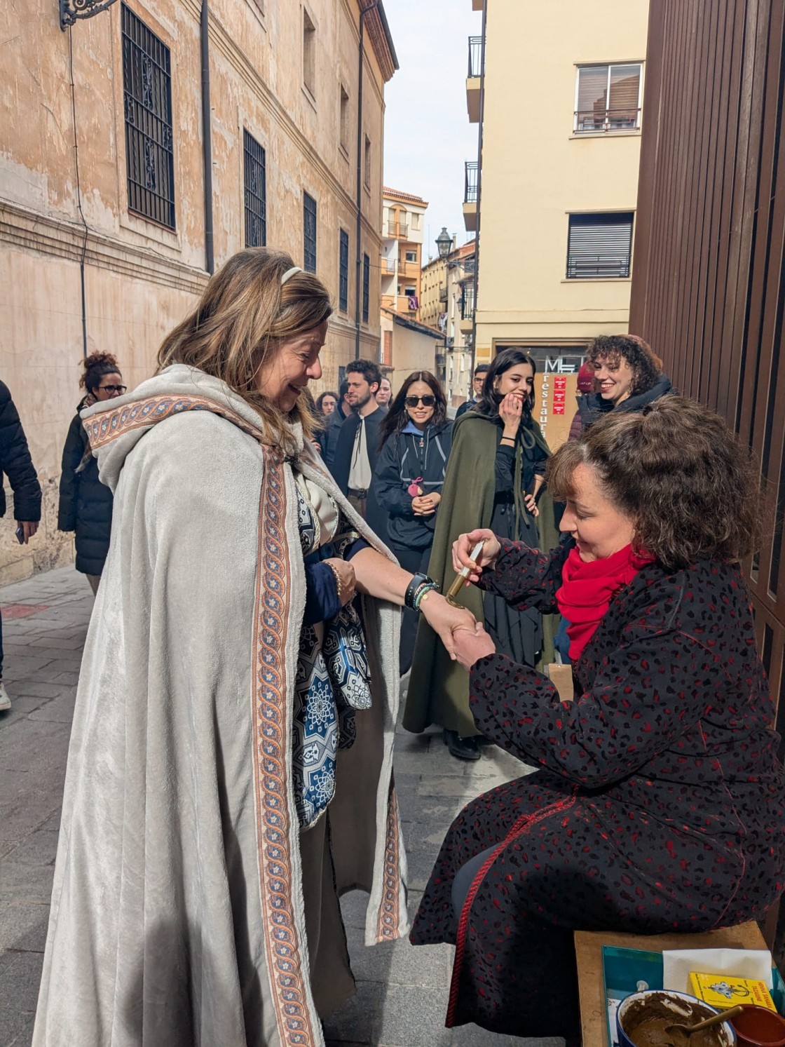 Ajoaceite, tatuajes de henna o juegos, el pueblo festeja en la calle la boda del Azagra