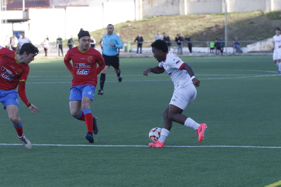 Vuelven a saltar las alarmas en  La Vega con la derrota del Utrillas ante el Zuera (0-2)