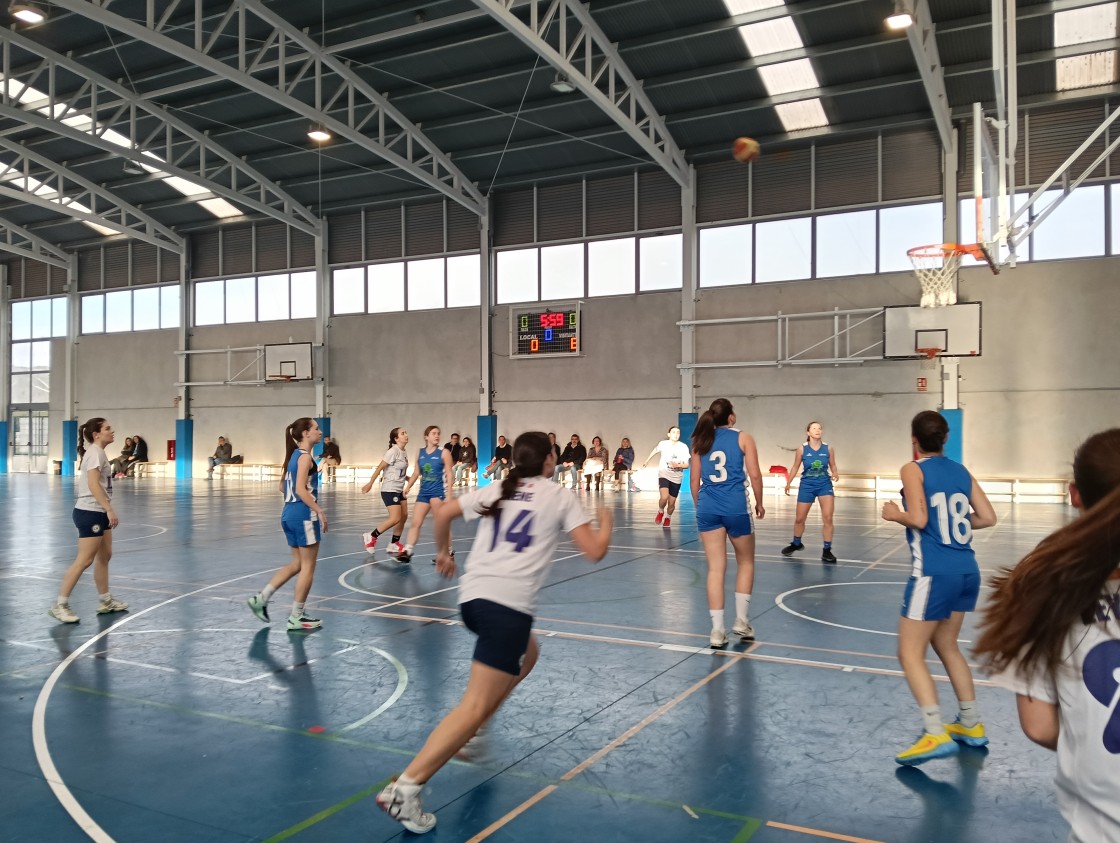 Las chicas de Basket Mudéjar ganan  a las líderes y se acercan a lo más alto