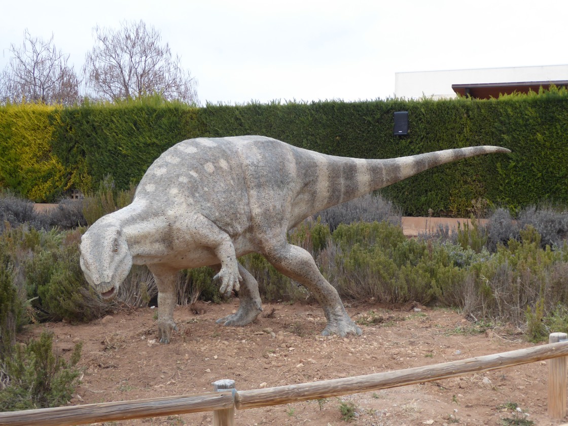 La alargada sombra de Buñuel entra en Dinópolis con una reconstrucción del dinosaurio que lleva su nombre