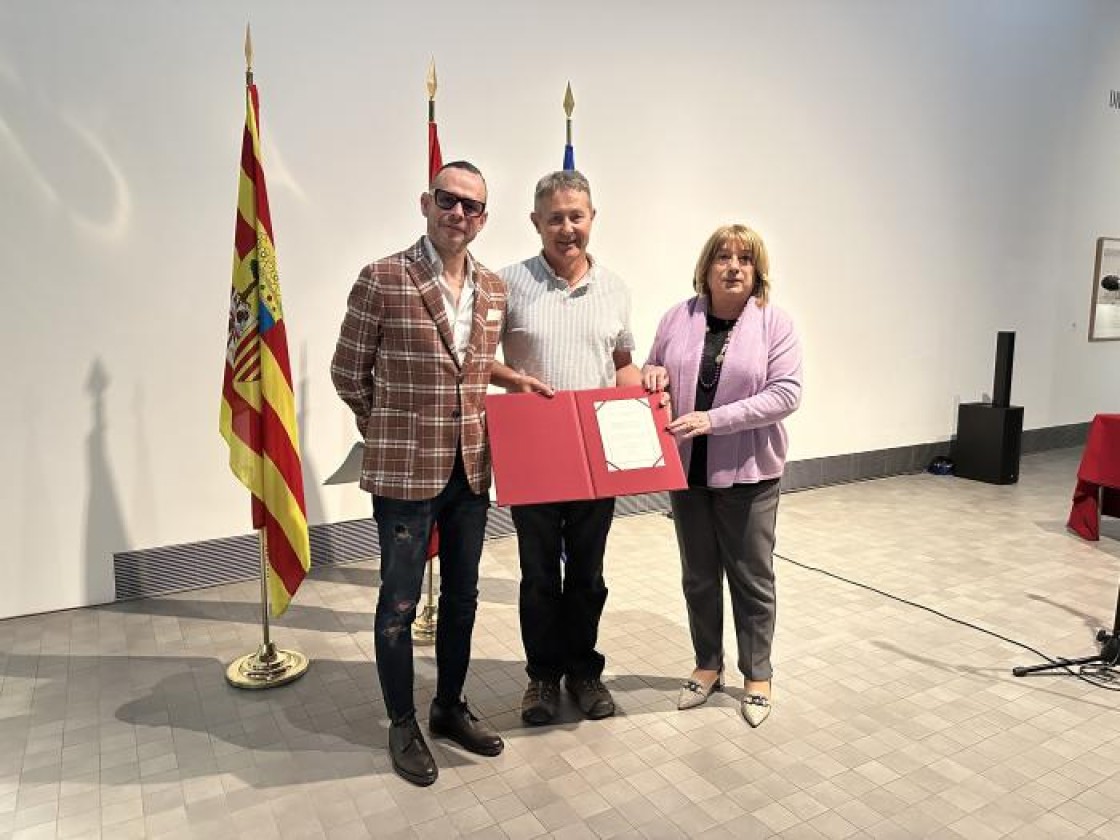 Uge Fuertes recoge el premio al libro mejor editado en Aragón por ‘Inventografías. Percepción y fotografías de la naturaleza’