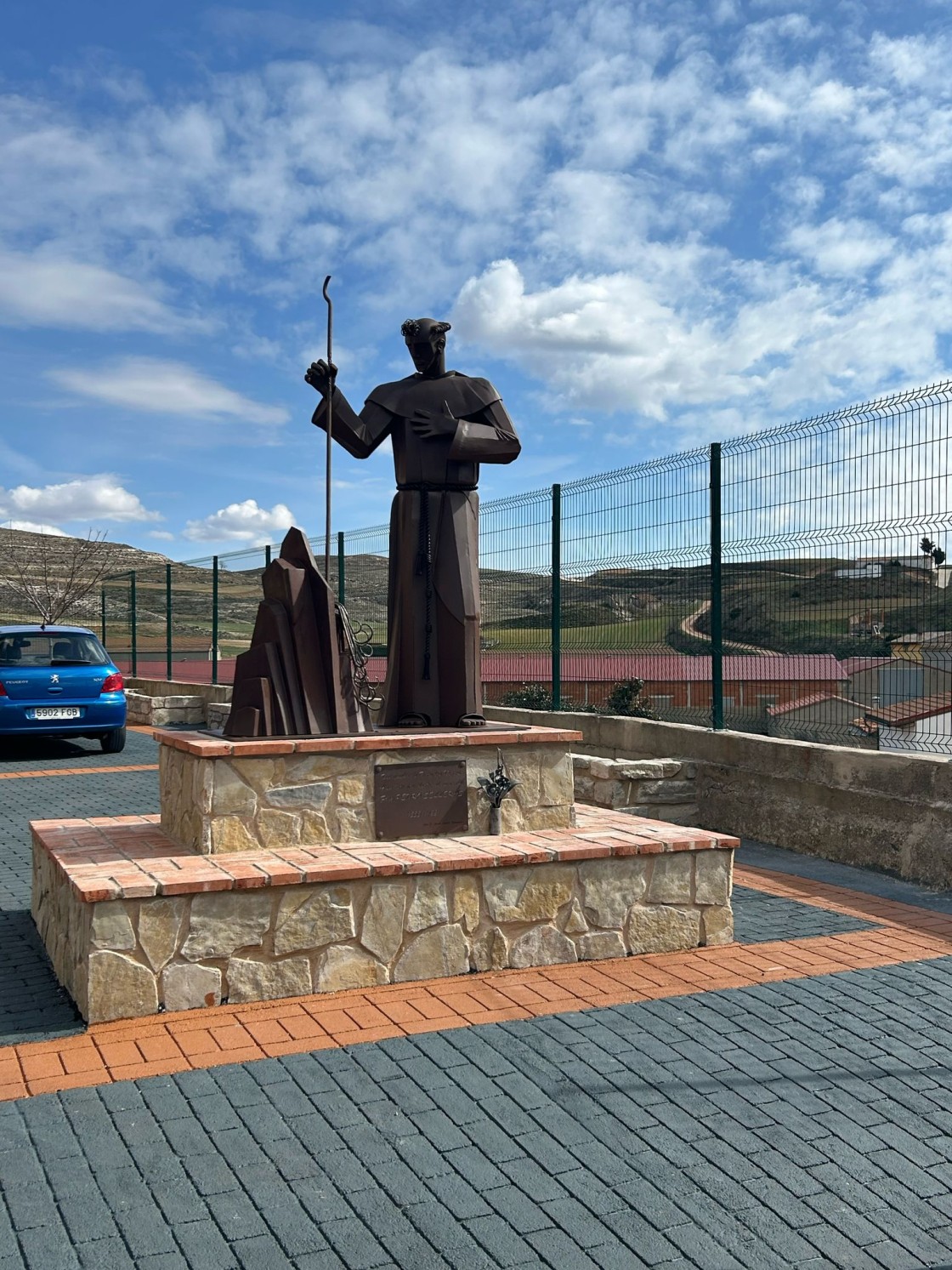 Torre los Negros inaugura la nueva escultura en honor al monje franciscano Pedro Selleras