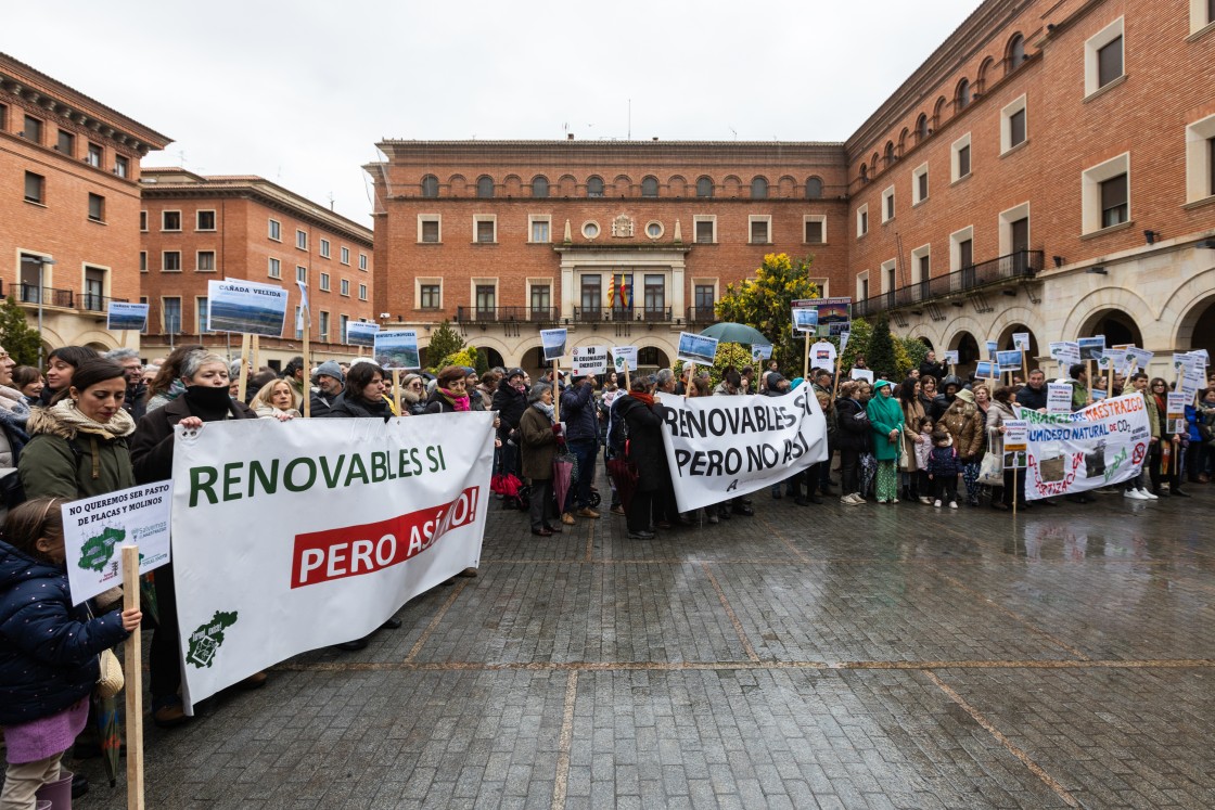 Más de 400 personas claman contra  la gestión “colonialista” de las renovables