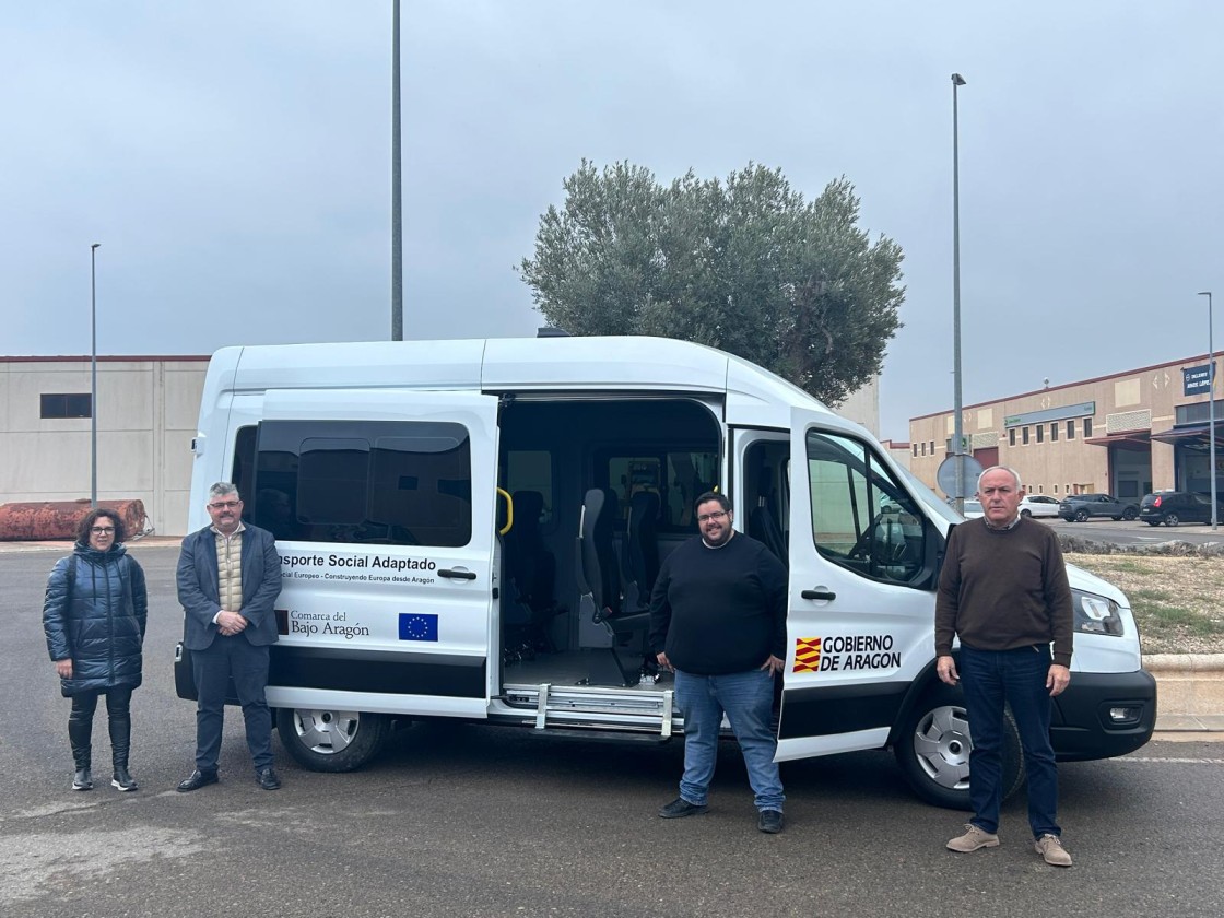 El Bajo Aragón amplía su transporte social con una nueva furgoneta adaptada