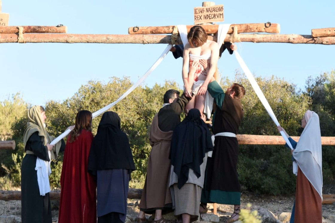 La 48ª edición del Drama de la Cruz de Alcorisa arranca con la jornada anual de acondicionamiento del Monte Calvario