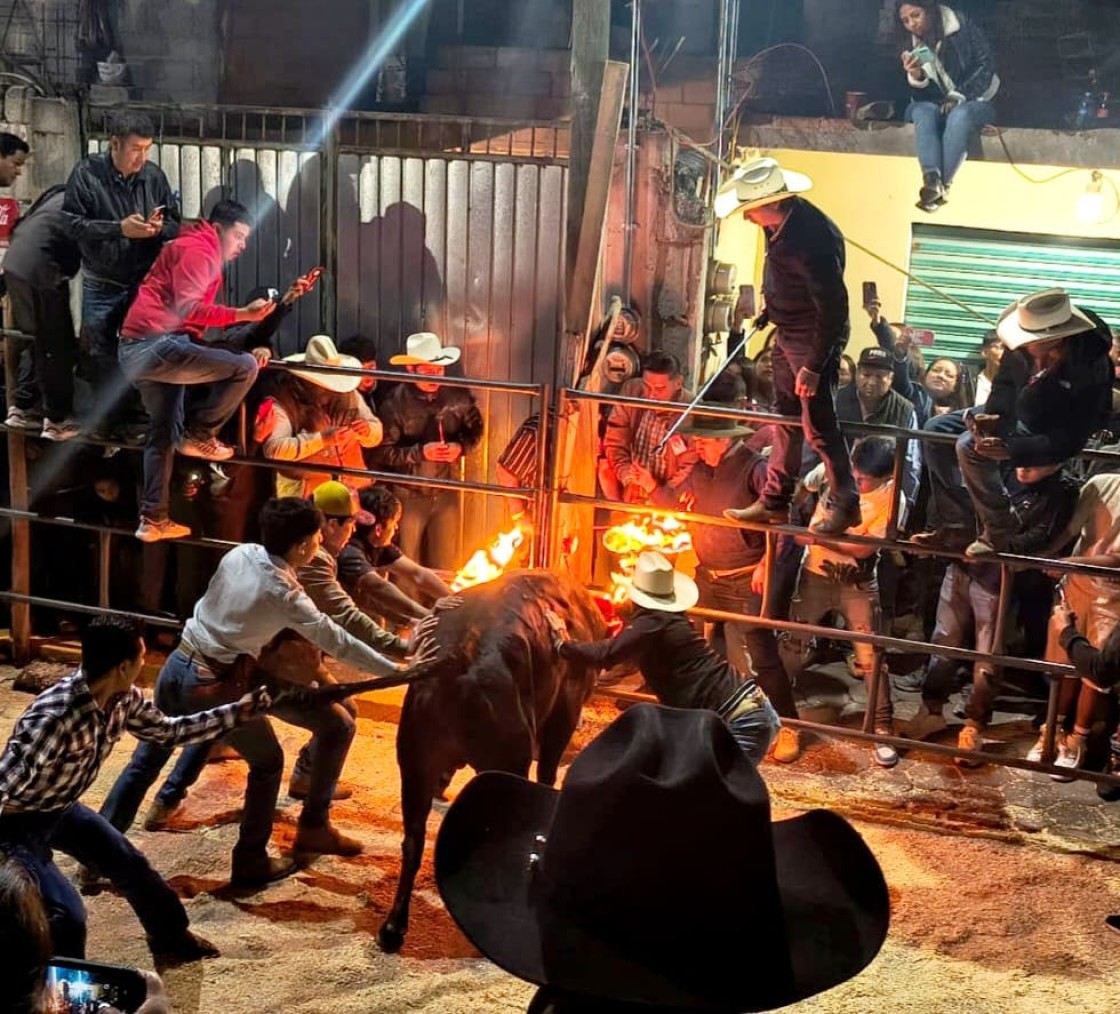 México hace historia con la embolada de dos toros en las calles de San Cosme Xaloztoc