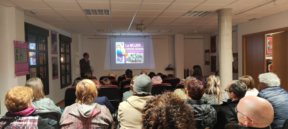 Agustín Sanz da visibilidad a las mujeres de las Cuencas Mineras que no la tuvieron antaño