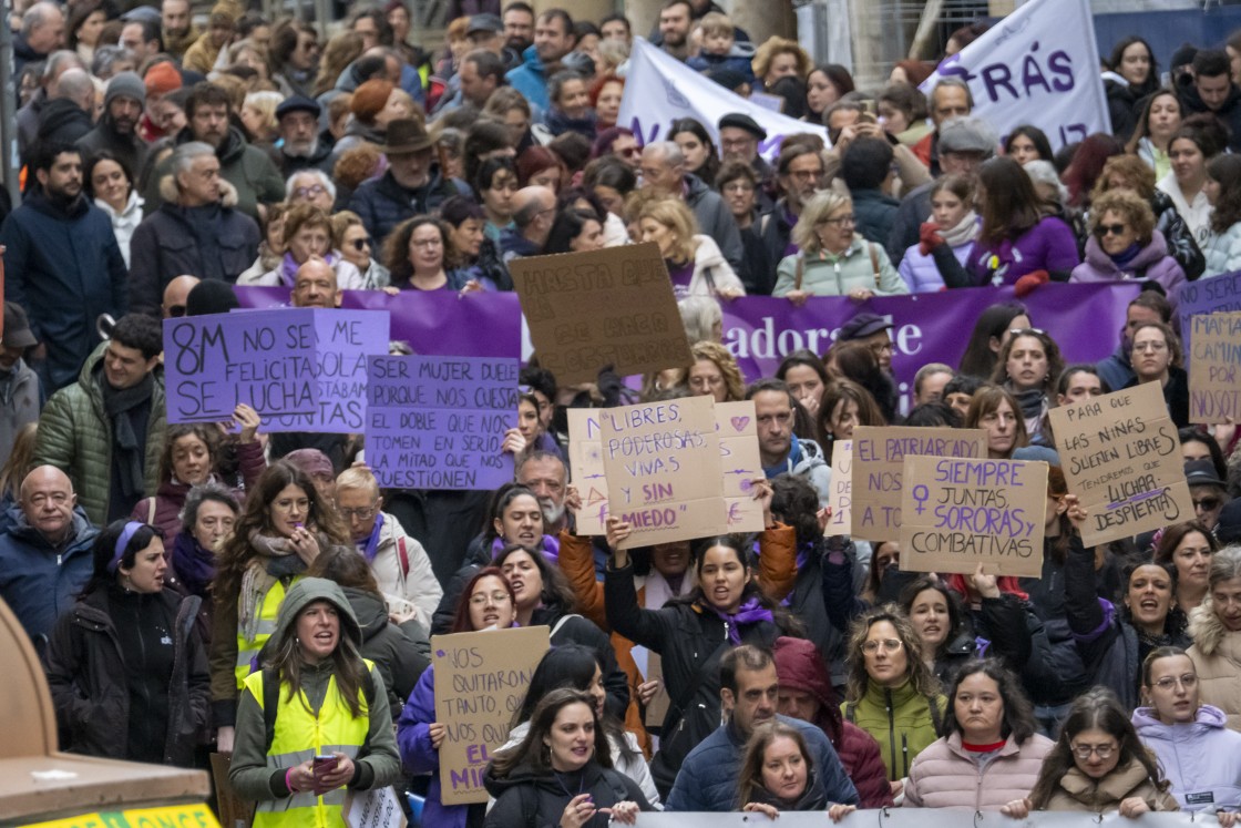 La manifestación del 8M congrega en la capital turolense a 700 personas que reclaman igualdad real entre hombres y mujeres