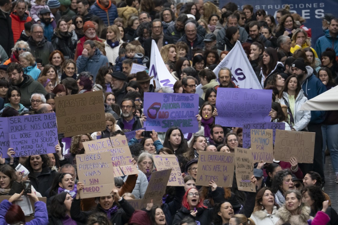 Más de 700 personas salen a la calle en Teruel para abrir nuevos caminos hacia la igualdad