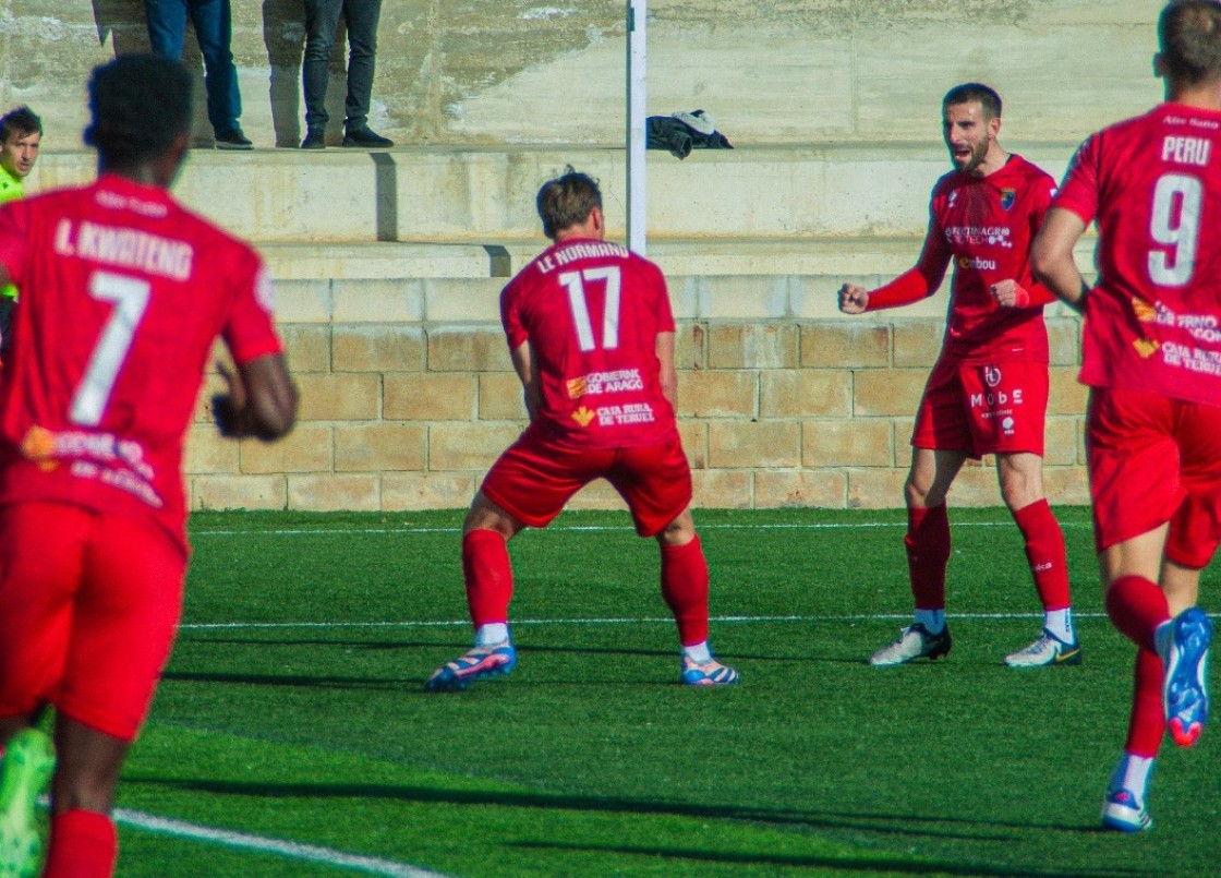 El CD Teruel sale vivo de Luchán y arranca un empate que le mantiene a pie de 'play-offs' (1-1)