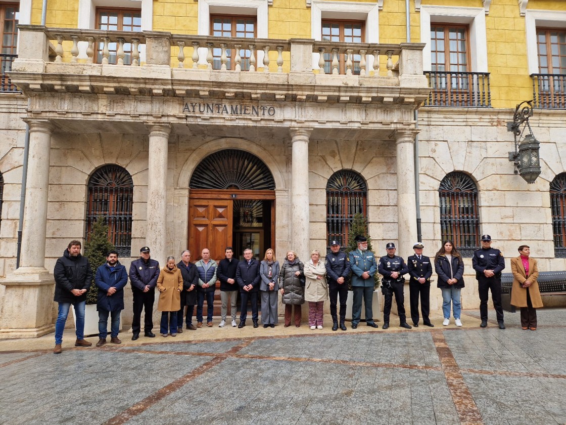 Minuto de silencio en la puerta del ayuntamiento de Teruel en memoria de las víctimas del terrorismo