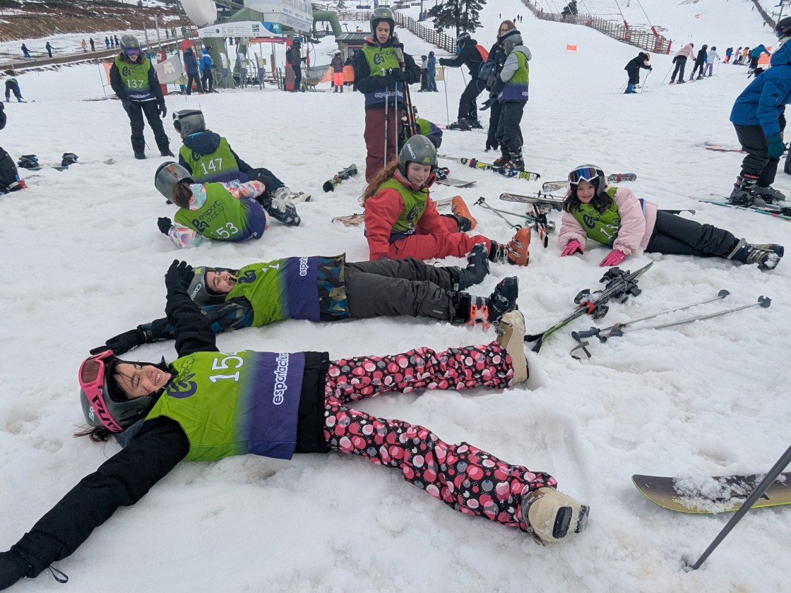 La blanca nieve de Javalambre desdibuja el lodo marrón en la retina de los niños de Sedaví