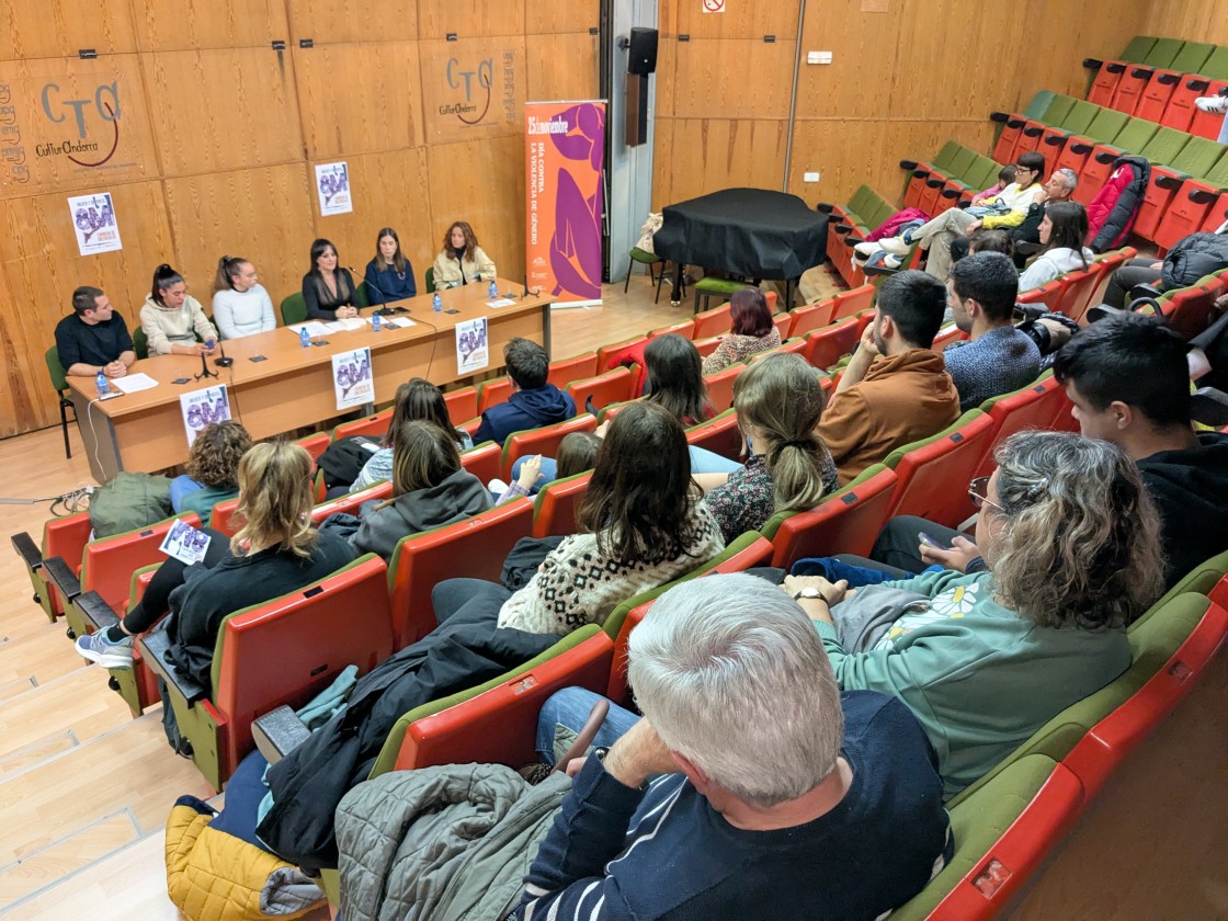 Cinco mujeres deportistas de Andorra componen una mesa redonda por el 8M