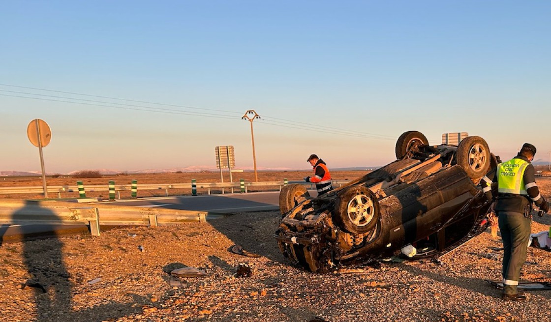 Un herido grave al salirse de la vía un turismo en el término municipal Caudé