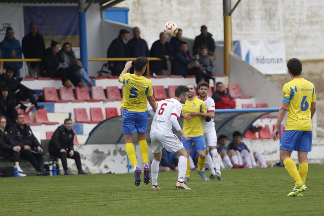 La efectividad utrillense vale un empate (2-2) ante el Almudévar