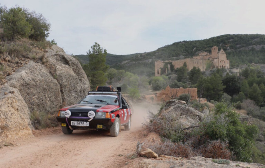 Un Volvo 480 y un Seat 127, color turolense en el Raid Autoclassic de Alcañiz