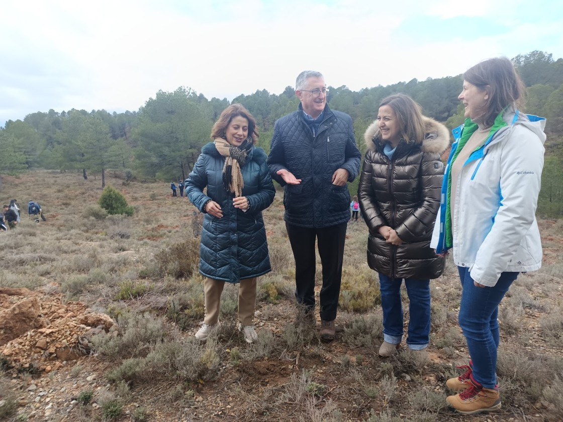 Manuel Blasco celebra el Día Internacional de los Bosques con una plantación de 400 ejemplares junto a escolares turolenses