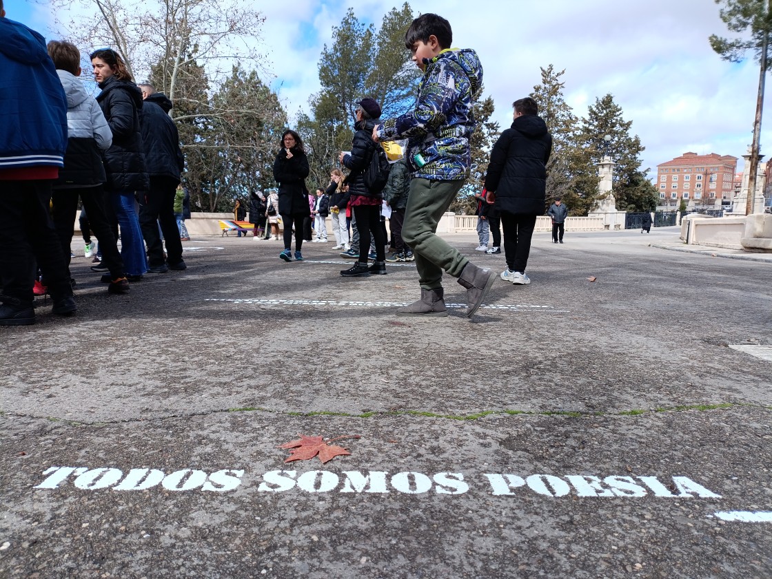 La poesía vuelve a triunfar y la lluvia  no impide que Teruel le rinda homenaje