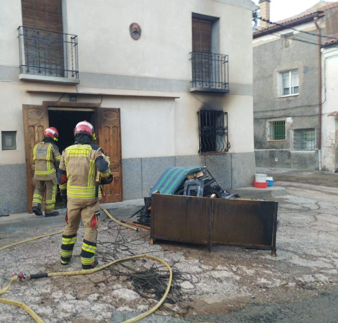 Los bomberos de la DPT extinguen un incendio en la planta baja de una vivienda en Ojos Negros