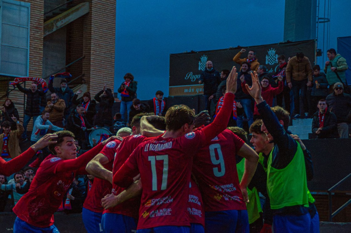 Otro descorche de Theo desbloquea el triunfo del Teruel en Tudela (0-1) para afianzar su plaza en play-off