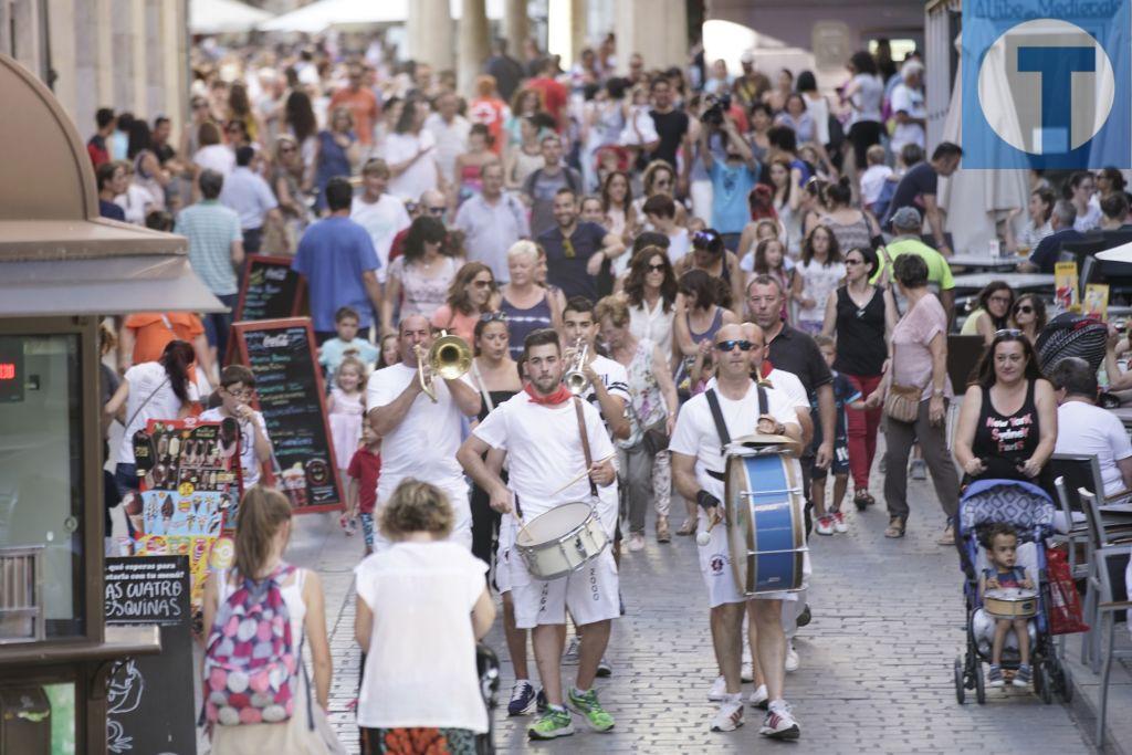 Galería de fotos Fiestas del Ángel: Los más jóvenes aprenden a disfrutar de la charanga