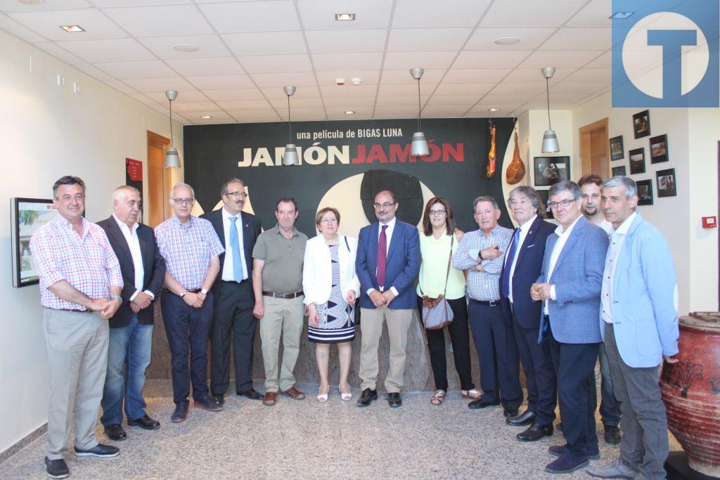 Lambán inaugura el Museo del Jamón de Calamocha, exponente del sector cárnico
