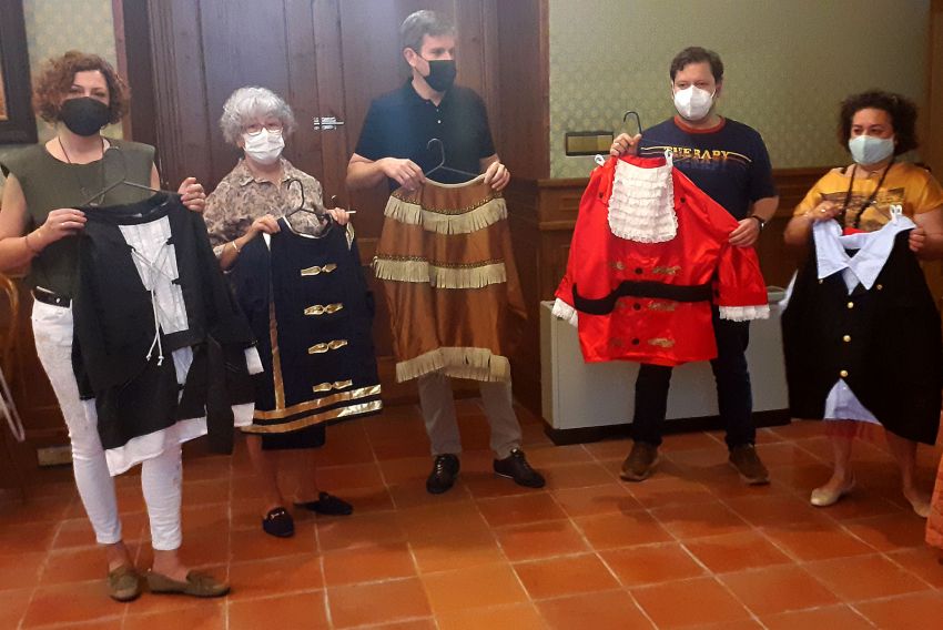 Los cabezudos de la comparsa del Ayuntamiento de Alcañiz estrenan nuevo vestuario