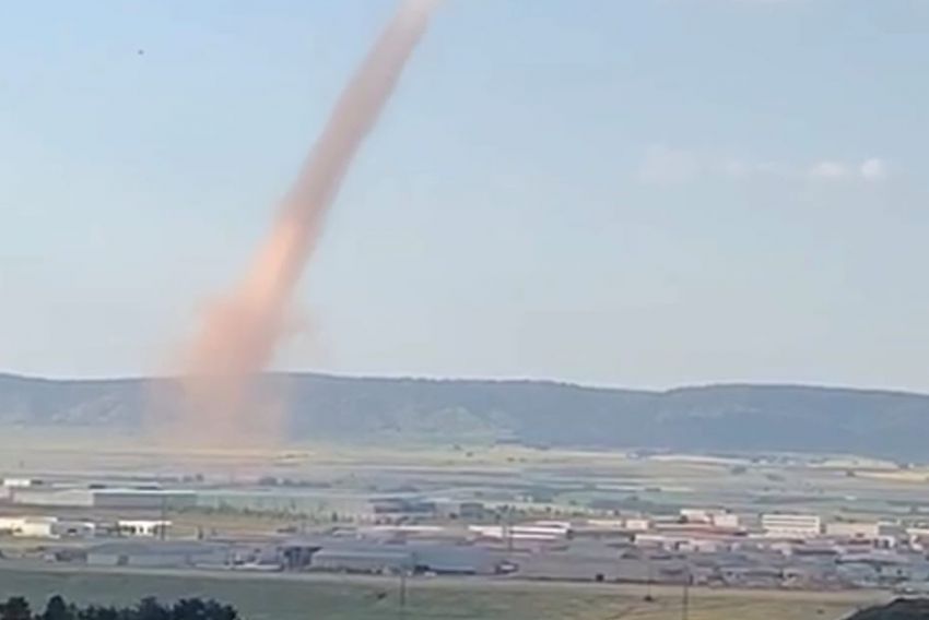 Un tornado en la A-23 da  un gran susto y provoca daños leves en los vehículos