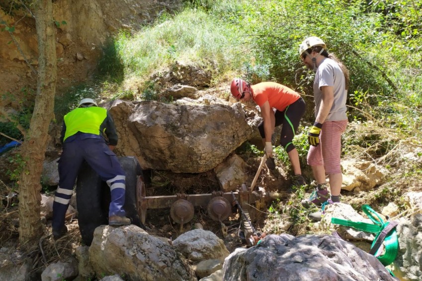 Espeleólogos retiran este sábado del río Aguas Vivas el motor de un camión accidentado en 1966