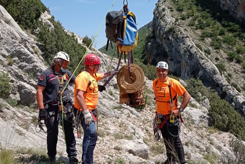 Finaliza la retirada de un camión que en 1966 se precipitó al río Aguas Vivas