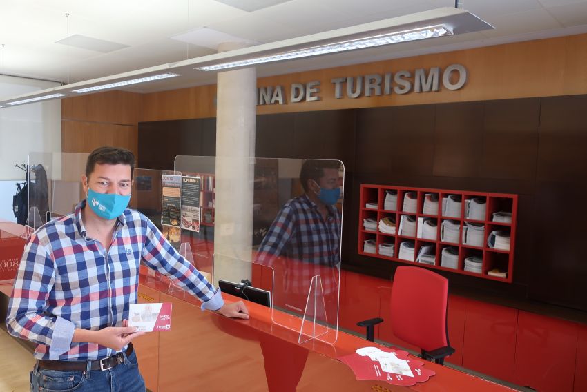 El Ayuntamiento de Teruel ofrece a vecinos y visitantes unos sobres porta mascarillas en la Oficina Municipal de Turismo