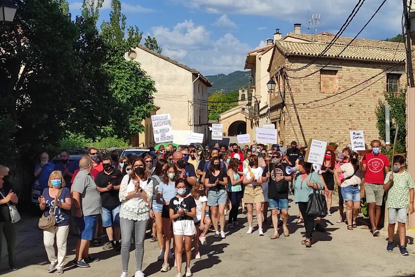 Alrededor de 130 personas protestan en Beceite por el cobro para entrar en El Parrizal y La Pesquera a segundos residentes