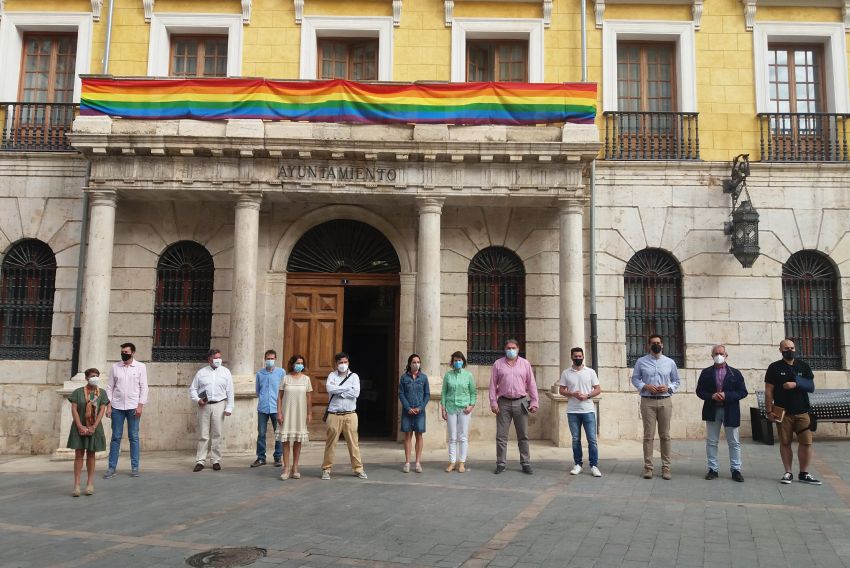 El Ayuntamiento de Teruel coloca la pancarta LGTBI